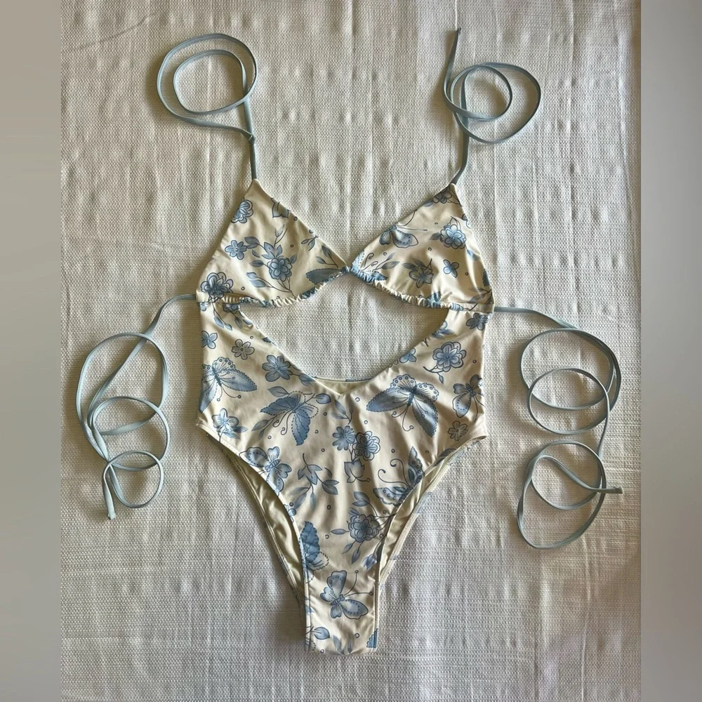 Frankie's Bikinis x Sydney Sweeney Floral Print Cream and Blue - Picture 2 of 4